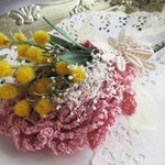 編み花とミモザのコサージュ