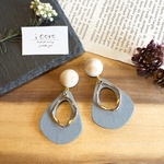 アイボリー カボション×ウッドチャーム♢earring or pierce