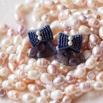 小さなリボンのピアス（ネイビー）ビーズ刺繍＊