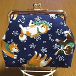 いぬ柄ゴールドがま口ポーチ