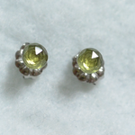ペリドット・ローズカットのピアス（4mm・チタンポスト）