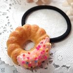 チョコスプレーがけいちごドーナツのヘアゴム