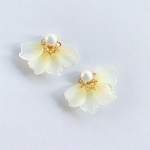 half flower【パステルイエロー】＊イヤリング／ピアス