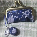 花と黒猫のハンドメイド印鑑ケース　ブルー