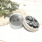 くるみボタンのピルケース / アクセサリーケース  / ダマスク×犬 / No.g-1