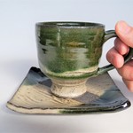 深みのある緑のコーヒーカップ