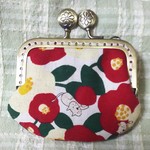 猫と椿のがま口財布　白