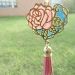 金薔薇リース樹脂　ピンクタッセルストラップ　