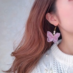 ピンクの蝶々の刺繍ピアス
