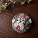 【ブローチorヘアゴムorパッチンピン】うさぎ刺繍　コーヒー