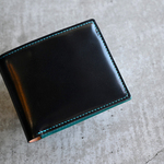 【送料無料】【コードバン ブラック×ブッテーロ ターコイズ】二つ折り財布　ハーフウォレット　コンパクトウォレット