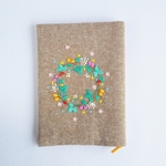 可愛い花の刺繍のブックカバー