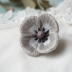 ［限定2点］　立体刺繍のお花ブローチ　シルバーグレー