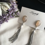 ピンクベージュ×シルバーチェーン タッセルピアス