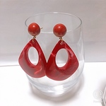 アクリルカボションとしずくの大ぶりピアス　ボルドー系