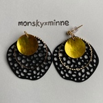 黒と金のピアス