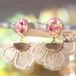 パープルかすみ草×ベージュ・フラワーレースタッセル