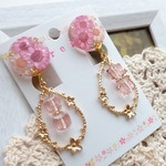花とクリアビーズの大ぶりイヤリング