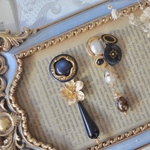 フラワーチャームとドイツビーズ のアンティークピアス♡