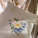 アンティーク　ஐ⋆*優しいお花刺繍のクッション