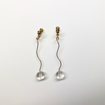 ゴールドうねうねクリアピアス／イヤリング