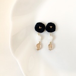 お花とビーズのゆらゆら刺繍ピアス/イヤリング　こっくりネイビー