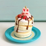 「ふんばりクリームパンケーキ」(赤イチゴ×チョコソース)　ストラップやフックピアスにもフックピアスにも