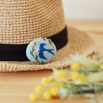 ツバメとミモザの空　(手刺繍ブローチ)　