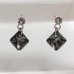 大人ブラックのスクエア形ピアス