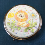 [kira-tbさま用ページ]タンポポとライオン刺繍ピルケース