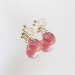 紅梅と金箔のガラス玉 イヤリング・ピアス