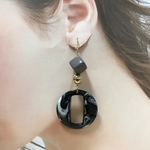 マーブル柄チャームの大人カッコいい大ぶりピアス（黒、グレー）