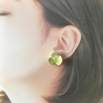 若草色の三つ葉ピアス(陶器)／イヤリング ※チタンポスト