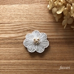 刺繍とビーズのお花ブローチ