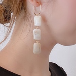 ショートヘアにおすすめ✨　ゆらゆら揺れるアクリル　　イヤリングの　