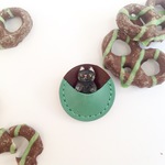 ミントチョコ色のだっこネコのブローチ(クロ)