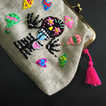 ガイコツさん（ハロウィン風）刺繍がま口ポーチ
