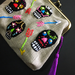 ガイコツさん（ハロウィン風）刺繍がま口ポーチ （4つの顔）