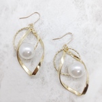 【SALE】 ひねりチャームとパールのピアス / イヤリング