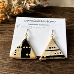 線と点のモダンな三角ピアス（b）