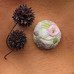 刺繍》 きらめく昼下がり（ピンク）  ヘアゴム／ブローチ