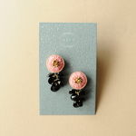 ＜titi～ナンデモナイヒノ耳飾～＞刺繍ピアス◎ダリア/Dahlia❁ヴィンテージピンク×ブラック◎アレルギー対応/ロングポスト変更可能