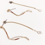 ⁑送料無料⁑ウェーブとゆらゆらスワロフスキーのピアス