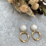 小ぶり　ホワイト×ツイストリング　ピアス/イヤリング　金属アレルギー対応　チタンピアス