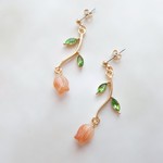 チューリップのピアス(イヤリング）ミルクティベージュ
