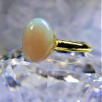 控えめシラー(遊色)の天然ホワイトオパールリング