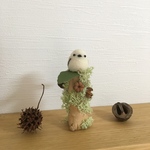 丸太に乗った羊毛フェルトのシマエナガ