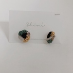 刺繍のアシンメトリーチタンピアス