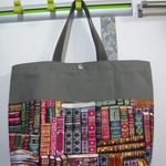 USA生地（本棚柄）で飾りをつけた帆布トートバッグ