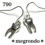 790.立体的、歯のピアス、銀歯